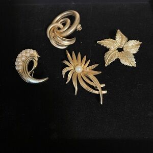 Vintage Gold Brooch Set lot 4